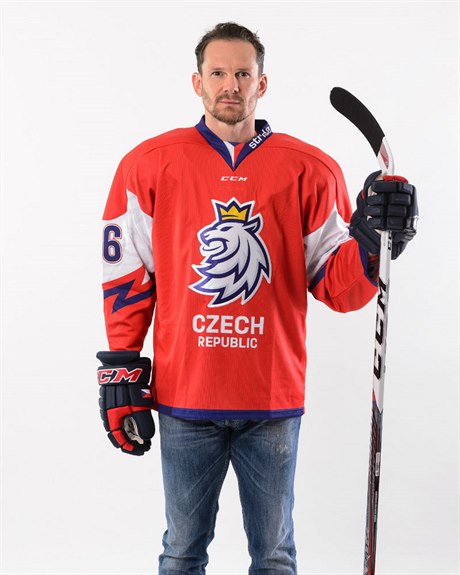 Patrik Eliáš představuje nové dresy hokejové reprezentace.
