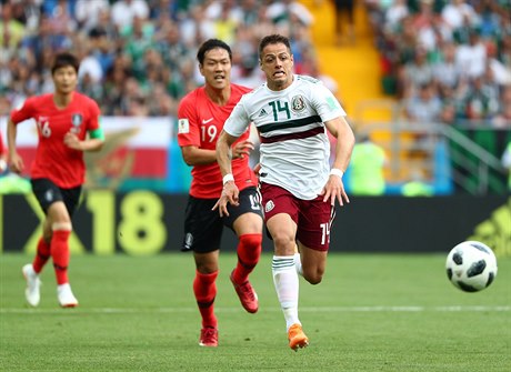 Mexian Javier Hernandez (v bílém) utíká Korejci Kim Young-gwonovi.