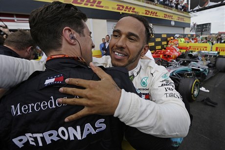 Lewis Hamilton z Mercedesu slaví výhru na Velké ceně Francie.