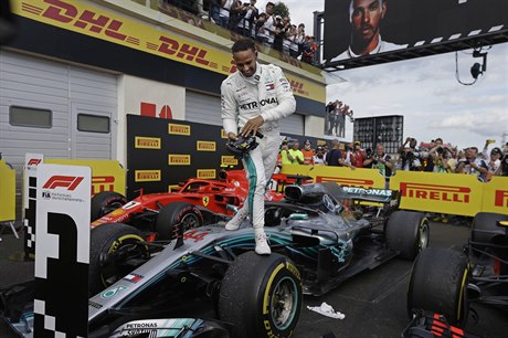 Brit Lewis Hamilton z Mercedesu slaví výhru na Velké cen Francie.