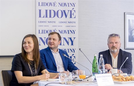 Na konferenci LN hovoili za fintech firmy (zleva) Maria Staszkiewicz, manaer eské spoitelny Martin Medek a Tomá Hládek z BA FOTO MAFRA  PETR TOPI