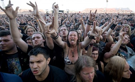 Fanouci kapely Iron Maiden na praskm koncert.