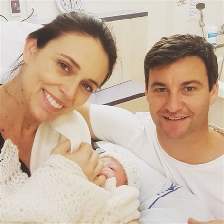 Novozélandská premiérka Jacinda Ardernová ve čtvrtek porodila holčičku. Oznámila to sama na Instagramu.