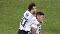 Argentinci Lionel Messi a Marcos Rojo slaví gól do sítě Nigérie.