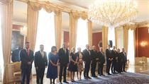 Zástup ministrů na Pražském hradě při jmenování vlády.