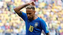 Naštvaný Neymar poté, co rozhodčí po konzultaci s videem odvolal původně...