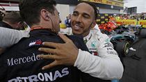 Lewis Hamilton z Mercedesu slav vhru na Velk cen Francie.