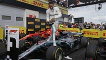Brit Lewis Hamilton z Mercedesu slaví výhru na Velké ceně Francie.