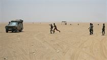 Afričtí miranti v poušti na hranicích Nigeru.