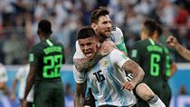 Dva stelci argentinskch gl proti Nigrii: Lionel Messi a Marcos Rojo.