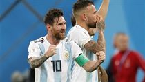 Lionel Messi oslavuje postup Argentiny do osmifinále.