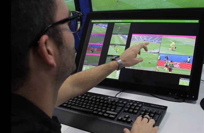 VAR v akci na fotbalovém MS 2018.