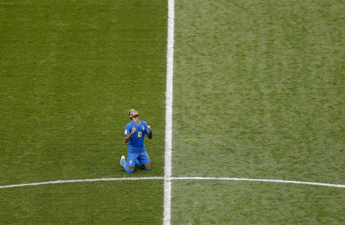 Neymar na kolenou po výhe nad Kostarikou
