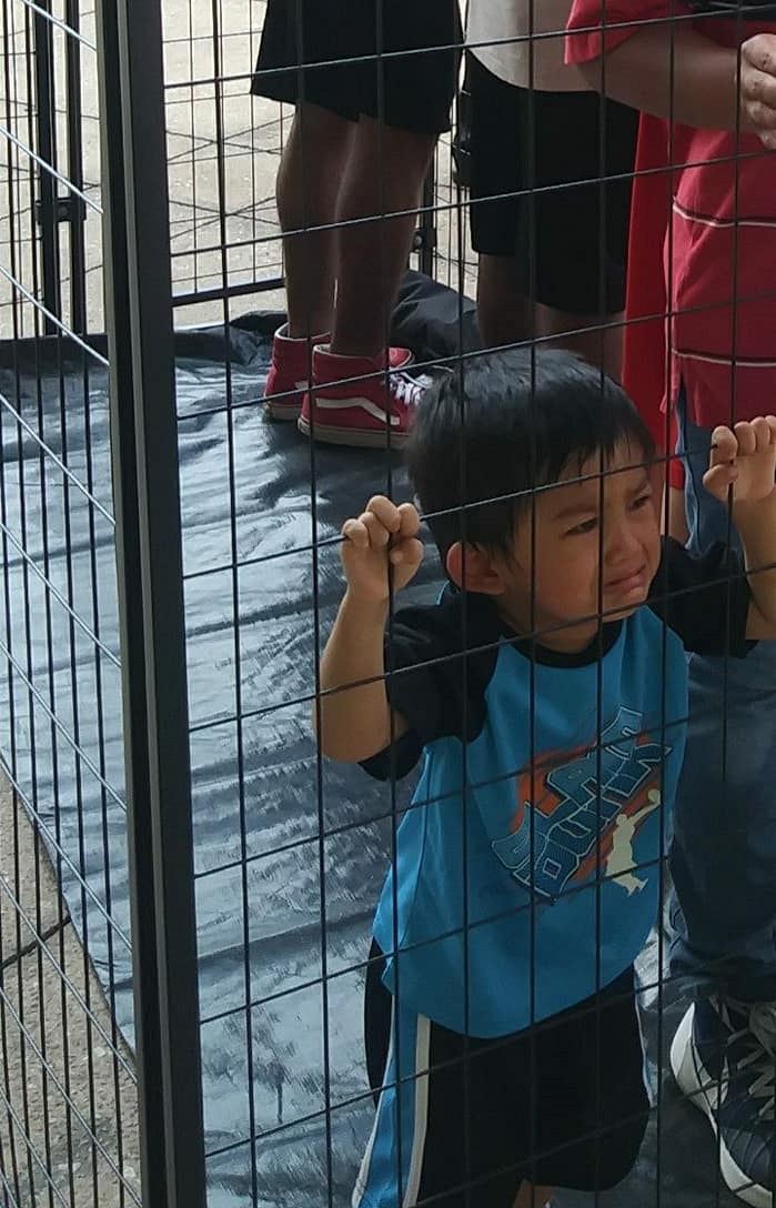 Fotka chlapce v kleci symbolizovala děti odebrané od rodin na hranicích.  Šlo však o snímek z protestu | Byznys | Lidovky.cz