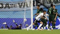 Argentinec Marcos Rojo slaví gól do sít Nigérie.