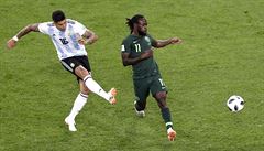 Argentinec Marcos Rojo stílí vítzný gól do sít Nigérie.