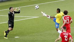 MS ve fotbale 2018: Brazilec Paulinho pekonává srbského brankáe.