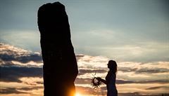 Modelka u menhiru zvaný Kamenný pastý nedaleko obce Klobuky v echách v...