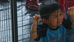 Fotka chlapce v kleci symbolizovala dti odebran od rodin na hranicch. lo vak o snmek z protestu