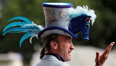 Pestrobarevné klobouky jsou neodmyslitelnou souástí královských dostih v...