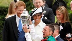 Na dostizích se objevil i princ Harry a vévodkyn Meghan.