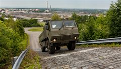 Tatra Trucks - vojenský speciál plhá do kopce na zkuebním polygonu. V pozadí...