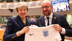 Belgický premiér Michel dostal od britské premiérky Mayové dres anglického...