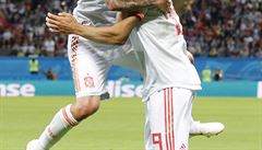 Diego Costa se spolu s Iscem raduje ze své branku v zápase proti Íránu.