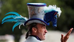 Británie se jednou za rok ztratí v úasu nad roztodivnými klobouky hrajícími...