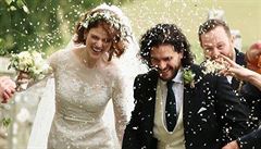 V sobotu se vzali Kit Harington (Joh Snow) a Rose Leslieová (Ygritte).