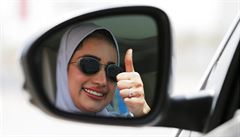 Odraz Zuhoor Assiri v zrcátku jejího auta, které ídí v Dhahranu.