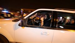 Saudská ena oslavuje s pítelkynmi, e me v Al Khobar ídit auto.