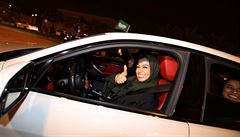ena ze Saúdské Arábie poprvé ídí auto ve svém sousedství.