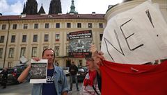 Lidé protestující na Praském hrad proti jmenování vlády.