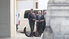Pedseda SSD Jan Hamáek dorazil na Praský hrad, kde prezident Milo Zeman...
