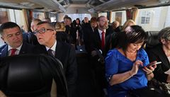 Premiér Andrej Babi a ministi odjídí spolen autobusem