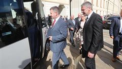 Politici po jmenování vlády odjeli spolen autobusem