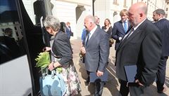 Ministi spolen s premiérem Andrejem Babiem odjídí z Praského hradu.