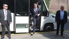 Premiér Andrej Babi� p�ijí�dí na první zasedání nov� jmenované vlády.