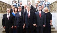 Ministi s prezidentem Miloem Zemanem a premiérem Andrejem Babiem.