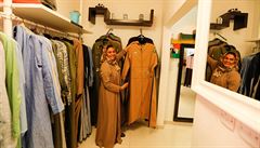 Módní návrháka Eman Joharjy ve svém obchod.