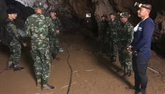 Záchranái, se snaí najít chlapce uvízlé v thajské jeskyni u nkolik dní.