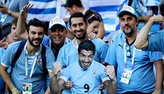 Fanouci Uruguaye slaví s podobiznou Luise Suáreze.