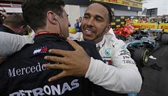 Lewis Hamilton z Mercedesu slaví výhru na Velké cen Francie.