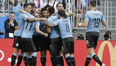 Uruguajci se radují z gólu Luise Suáreze.