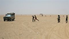 Afrití miranti v pouti na hranicích Nigeru.