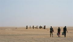 Mladí Afričané kráčí z Nigeru směrem do Alžírska. | na serveru Lidovky.cz | aktuální zprávy