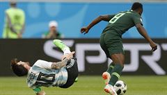 Messi po souboji s Oghenekaro Etebem z Nigérie.