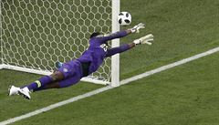 Nigérijský branká Francis Uzoho se po pímém kopu Lionela Messiho proletl.
