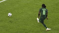 Victor Moses srovnává stav utkání Nigérie s Argentinou na 1:1.
